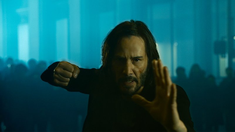 Steckt wieder in der Matrix: Keanu Reeves als Mr. Anderson bzw. "Neo" in "Matrix Resurrections" (Filmszene).