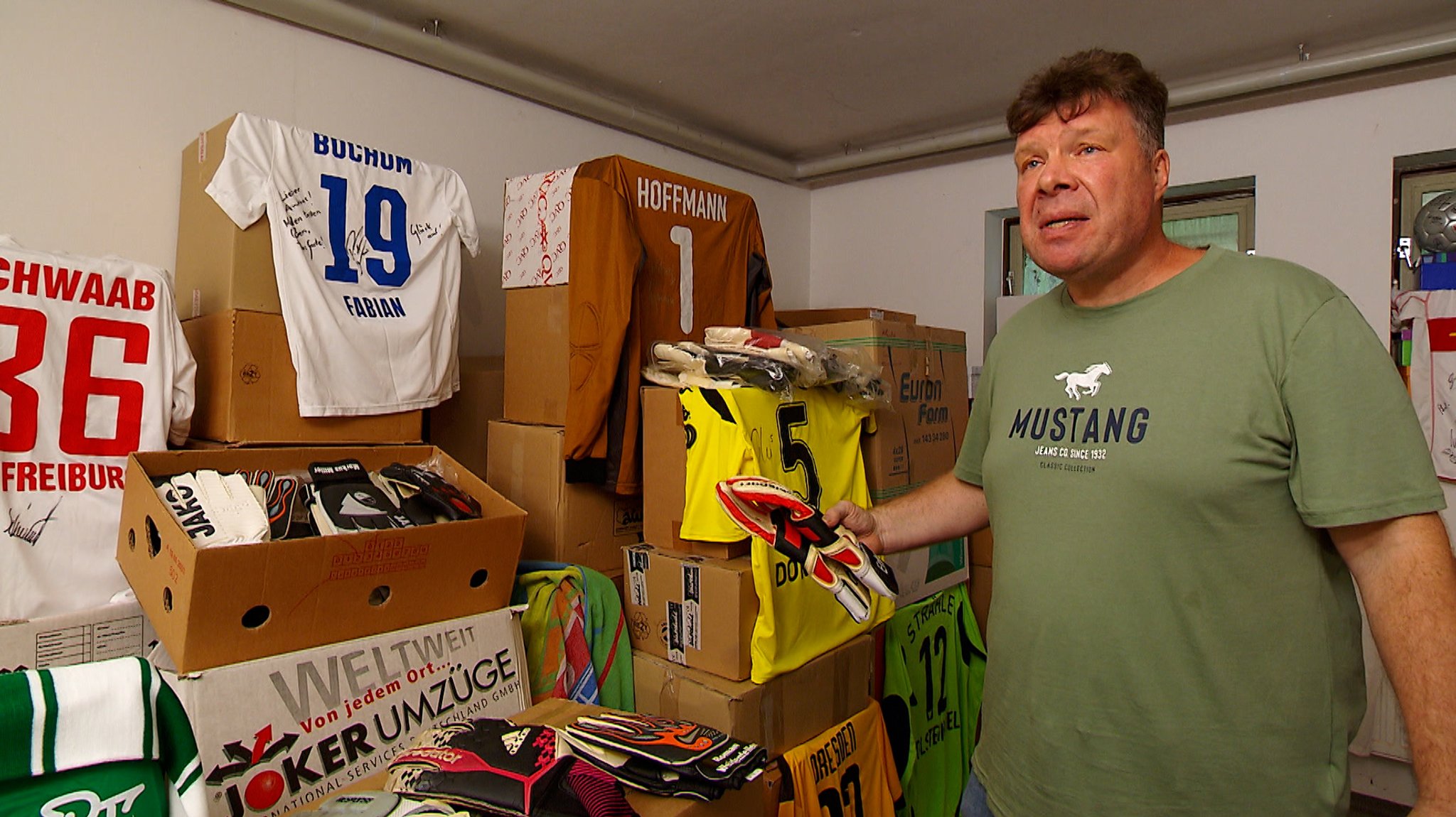 Andreas Schönrock mit seiner Sammlung