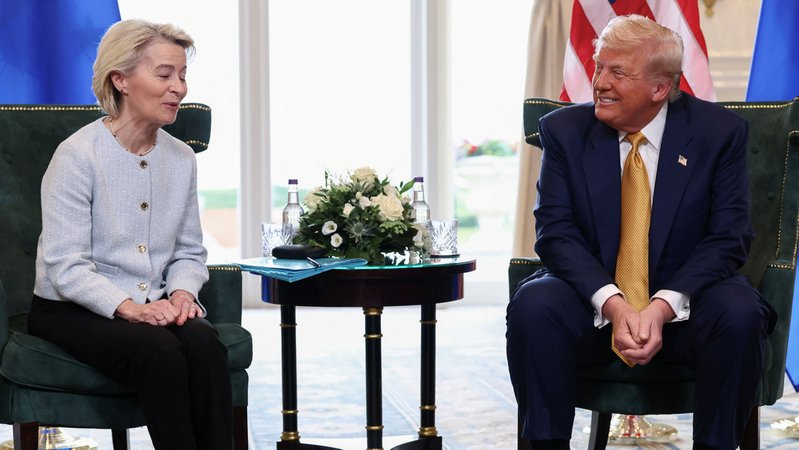 Von der Leyen und Trump bei den Verhandlungen in Schottland | Bild: REUTERS/Evelyn Hockstein Von der Leyen und Trump bei den Verhandlungen in Schottland