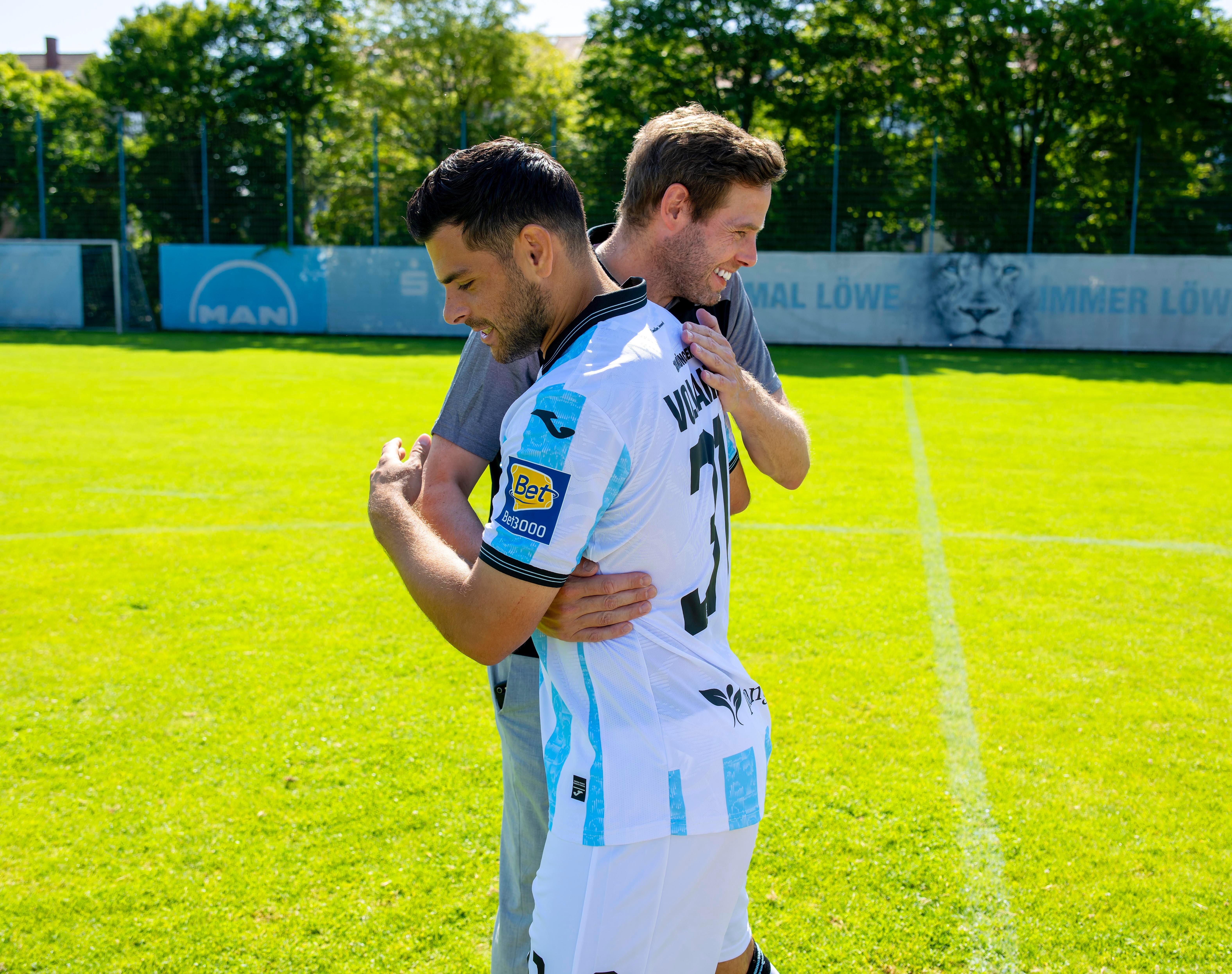 Christian Werner umarmt Kevin Volland