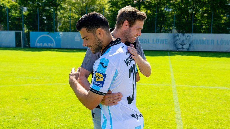 Christian Werner umarmt Kevin Volland | Bild: picture alliance / M.i.S. | Bernd Feil / MiS Christian Werner umarmt Kevin Volland