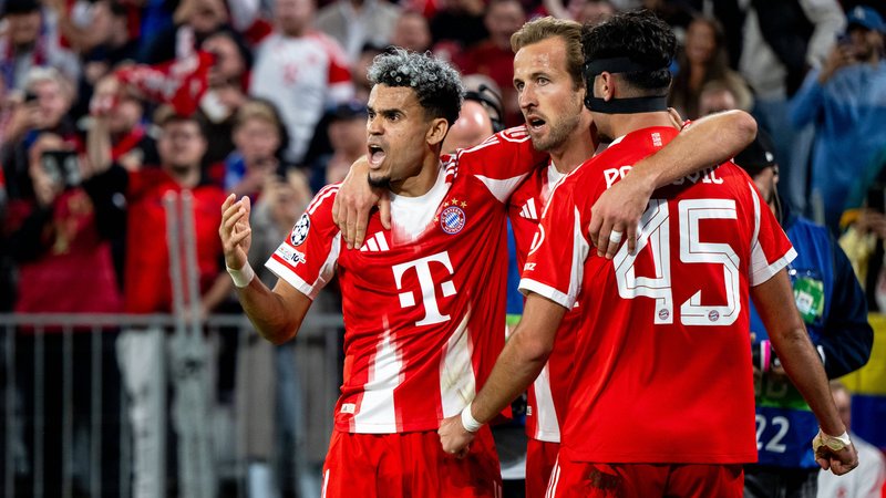 Diaz, Kane und Pavlovic jubeln | Bild: IMAGO / Eibner Diaz, Kane und Pavlovic jubeln