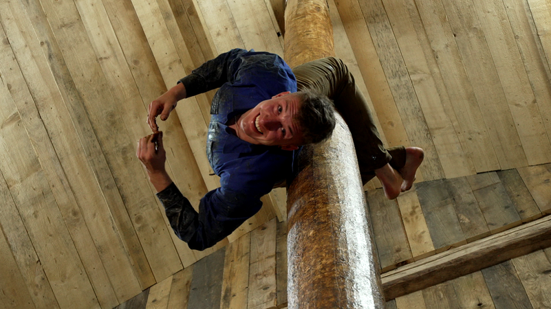 Simon Reiterer, einer der vier Maibaum-Kletterer, beim Training