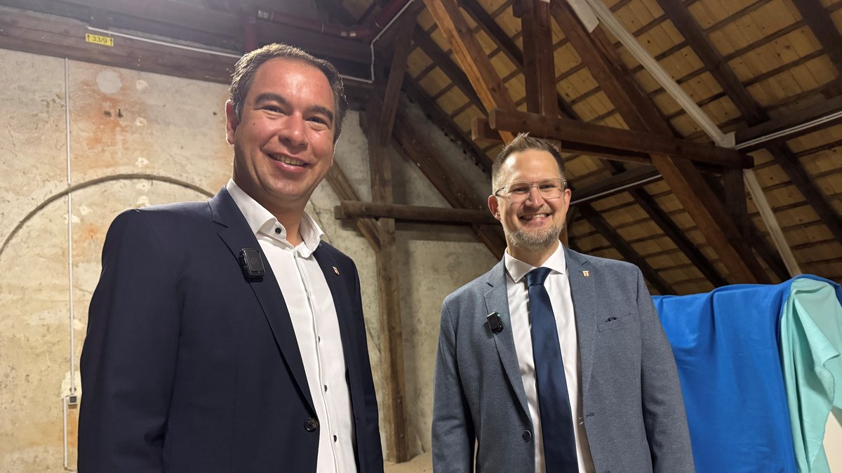 Raumsuche auf dem Speicher des Neuburger Rathauses: die beiden OB-Kandidaten (v.l.) Matthias Enghuber (CSU) und Gerhard Schoder (für Grüne und SPD).