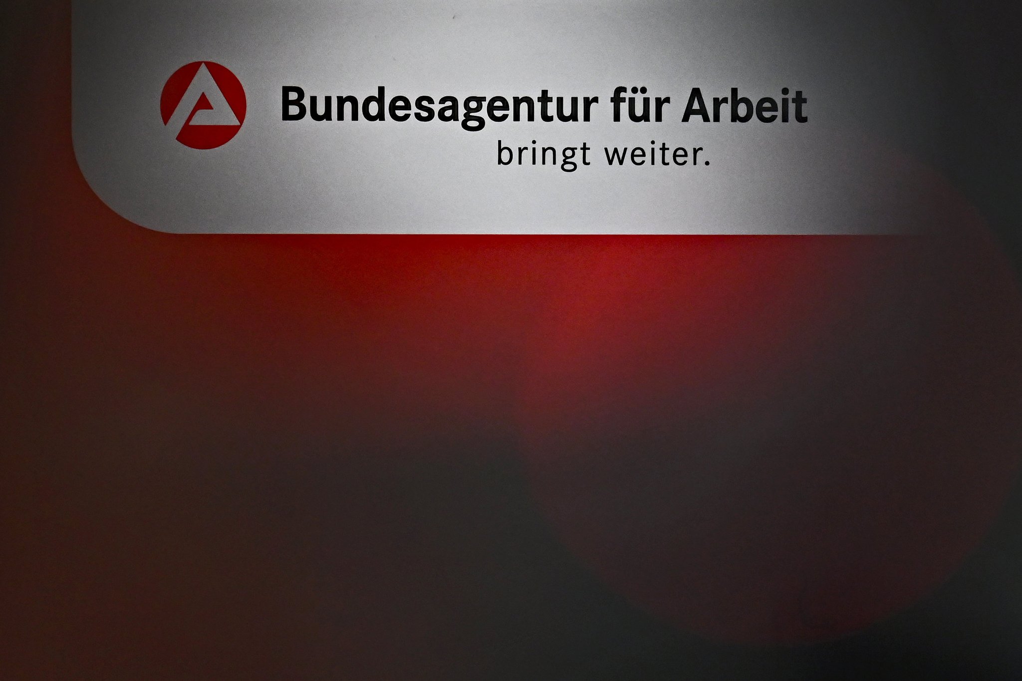 ARCHIV - 31.01.2023, Berlin: Blick auf das Logo der Bundesagentur für Arbeit. (zu dpa: «Arbeitsagentur: Noch etwa 10.000 unbesetzte Lehrstellen») Foto: Philipp Znidar/dpa +++ dpa-Bildfunk +++ | Bild: dpa-Bildfunk/Philipp Znidar ARCHIV - 31.01.2023, Berlin: Blick auf das Logo der Bundesagentur für Arbeit. (zu dpa: «Arbeitsagentur: Noch etwa 10.000 unbesetzte Lehrstellen») Foto: Philipp Znidar/dpa +++ dpa-Bildfunk +++