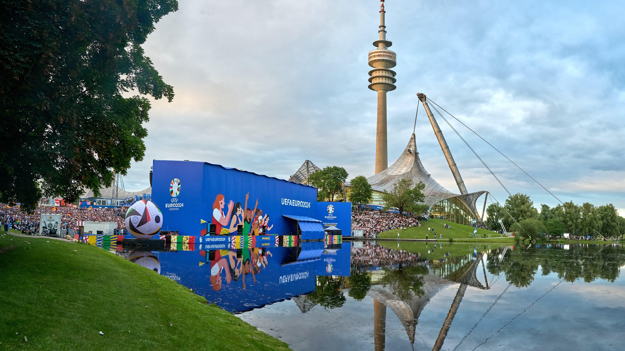 Public Viewing bei der Fußball-EM im Münchner Olympiapark, aufgenommen am 14.06.24.