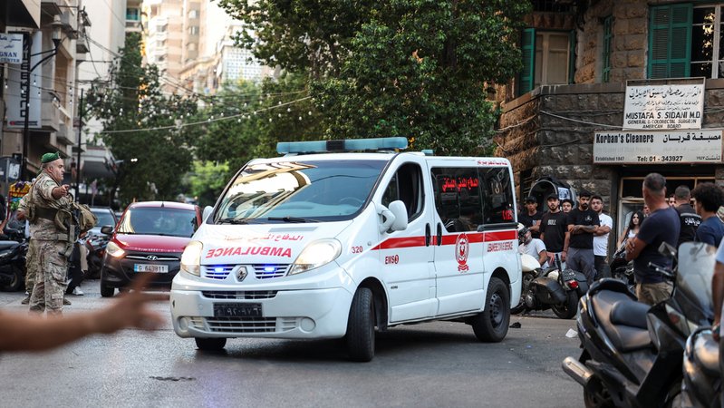Ein Notarzt erreicht das American University of Beirut Medical Center. | Bild: REUTERS/Mohamed Azakir Ein Notarzt erreicht das American University of Beirut Medical Center.