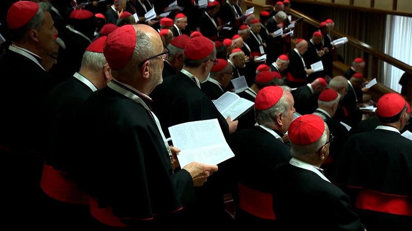 Die Wahl findet in einer geheimen und nicht öffentlichen Versammlung statt. Wahlberechtigt sind 135 Kardinäle. | Bild: Bayerischer Rundfunk 2025 Die Wahl findet in einer geheimen und nicht öffentlichen Versammlung statt. Wahlberechtigt sind 135 Kardinäle.