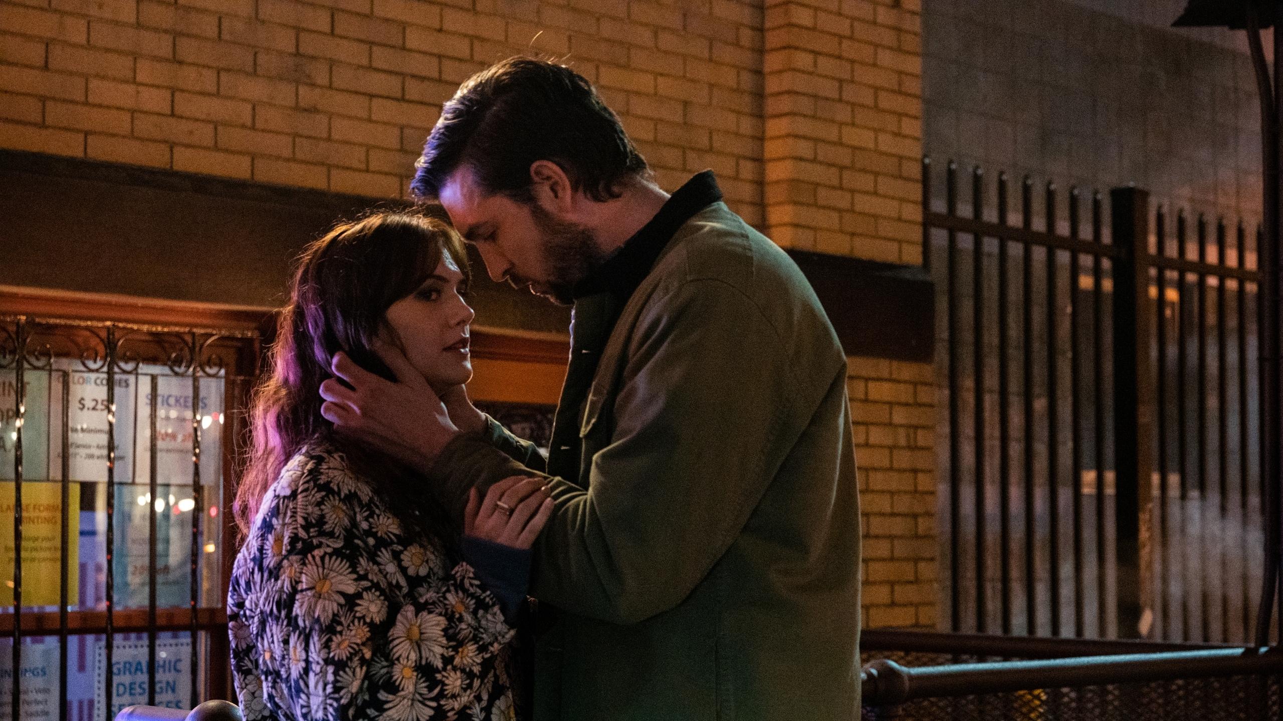 Ein Mann und eine Frau sehen sich in die Augen | Bild:Studiocanal GmbH / David Giesbrecht