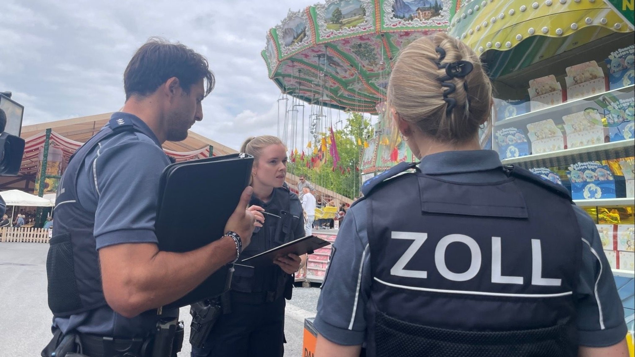 Zollbeamte überprüfen Schaustellerbetriebe auf dem Kiliani-Volksfest im Einsatz. | Bild: BR/Mona Böhm Zollbeamte überprüfen Schaustellerbetriebe auf dem Kiliani-Volksfest im Einsatz.