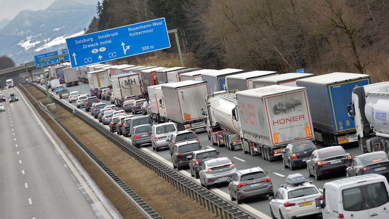 Fahrzeuge stauen sich aufgrund der Blockabfertigung an der österreichischen Grenze auf der A8 München - Salzburg vor dem Inntaldreieck.