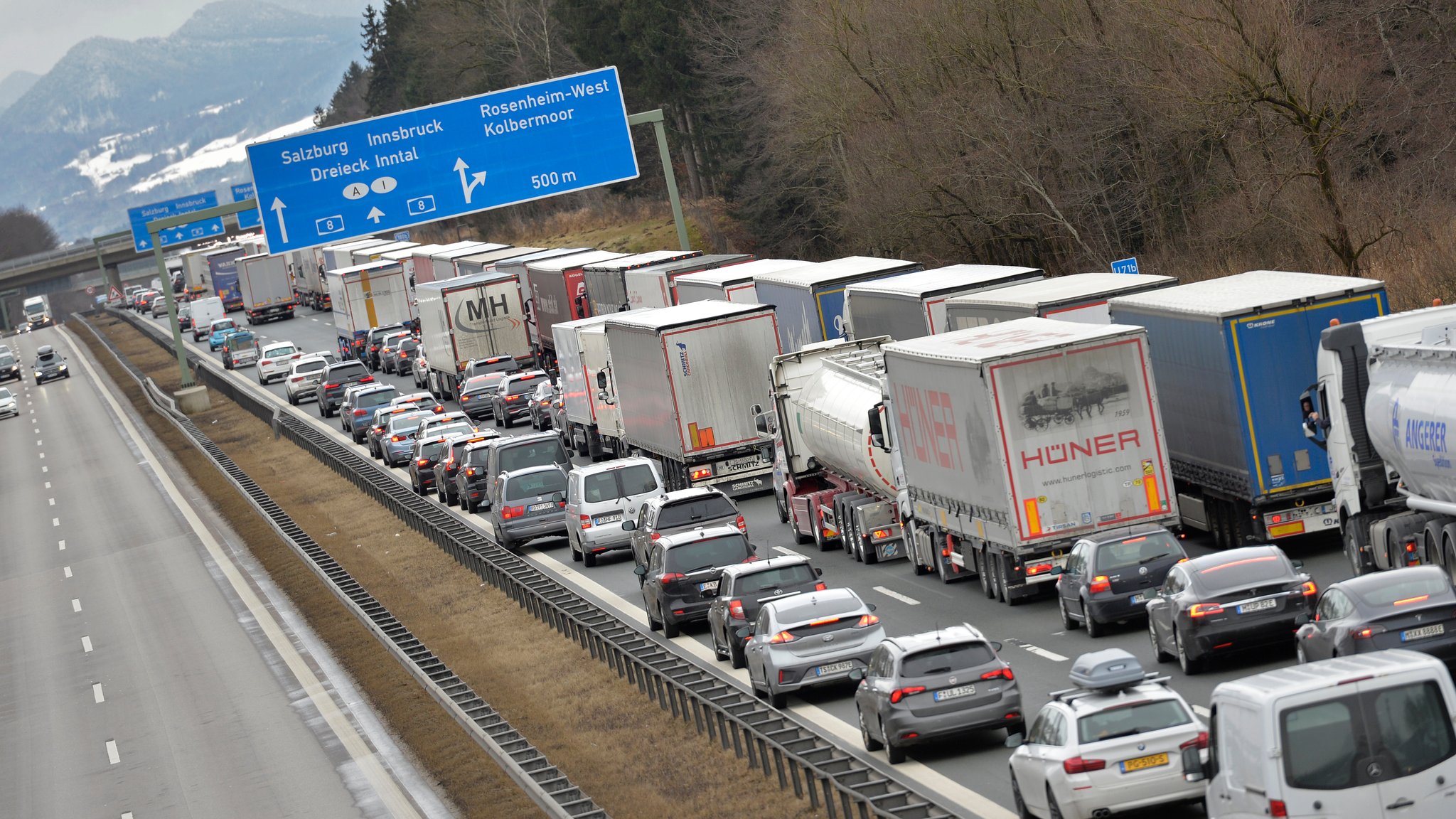 Fahrzeuge stauen sich aufgrund der Blockabfertigung an der österreichischen Grenze auf der A8 München - Salzburg vor dem Inntaldreieck.