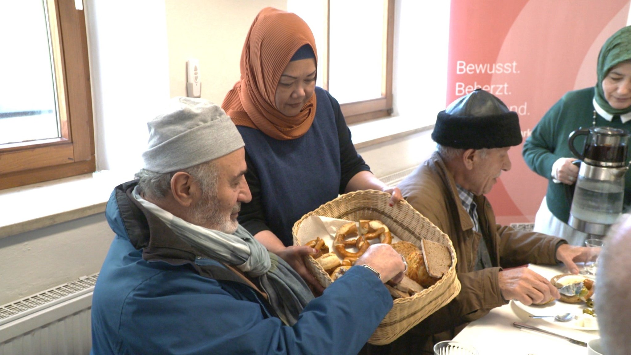 Seniorentreff: Beratung und Unterstützung beim Sozialdienst muslimischer Frauen in Kempten. | Bild: BR Seniorentreff: Beratung und Unterstützung beim Sozialdienst muslimischer Frauen in Kempten.