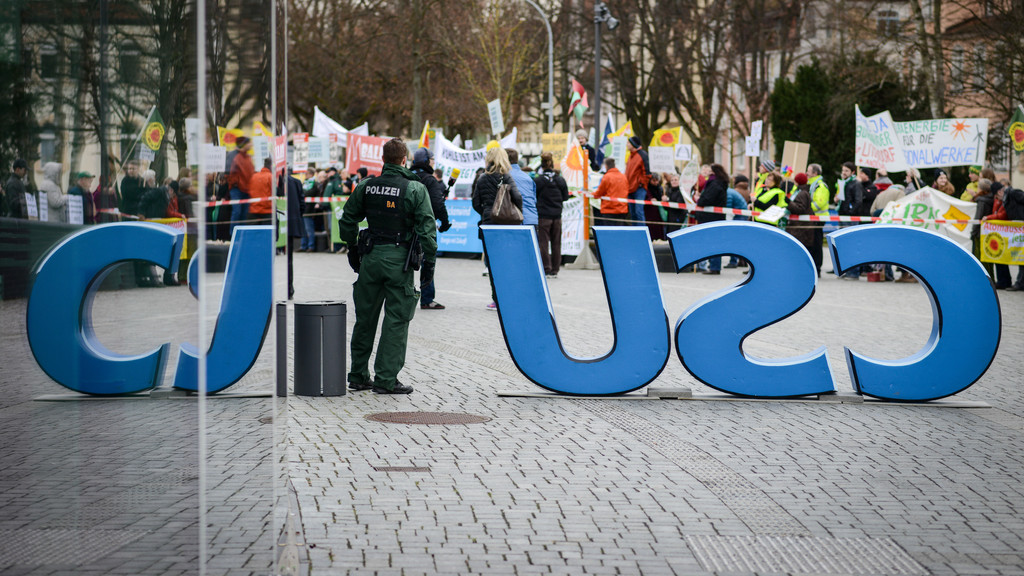 Archivbild: Gegner und Befürworter des Ausbaus der Windenergie in Bayern demonstrieren am 15.02.2014 vor Beginn des kleinen Parteitages der CSU in Bamberg (Bayern).
