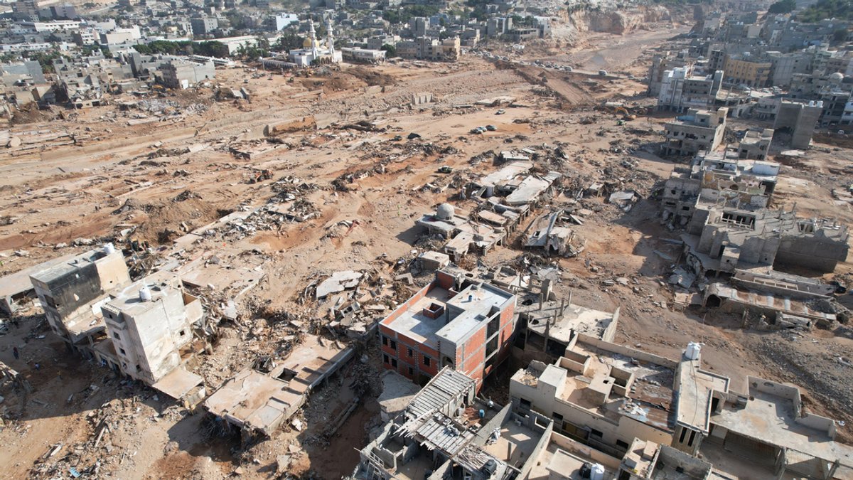 16.09.2023, Libyen, Darna: Luftaufnahme des Katastrophengebietes mit zerstörten Häusern
