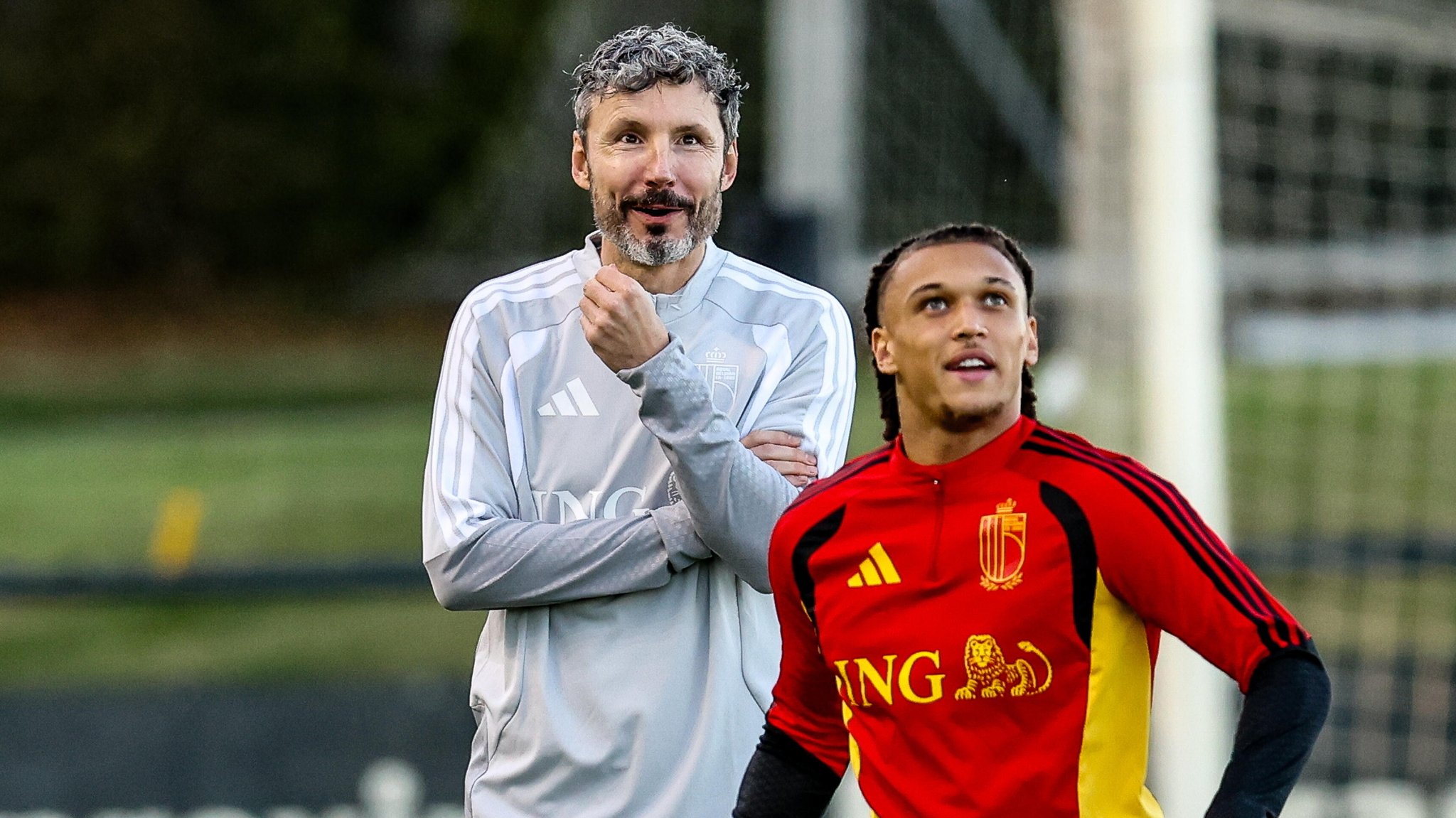 Belgiens Nationaltrainer Mark van Bommel und sein Spieler Diego Da Silva Moreira | Bild: picture alliance / BRUNO FAHY | BRUNO FAHY Belgiens Nationaltrainer Mark van Bommel und sein Spieler Diego Da Silva Moreira