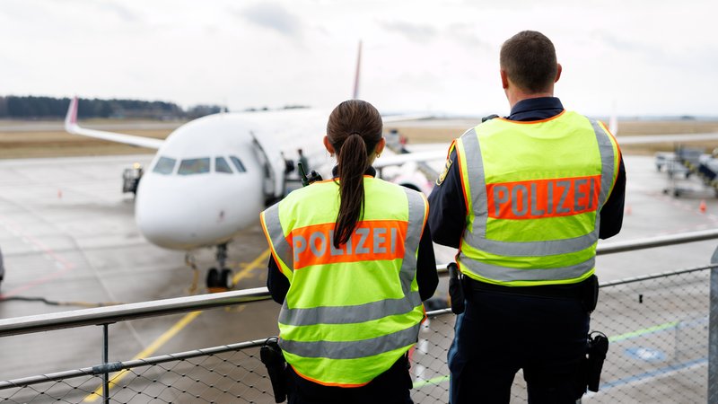 Zwei Polizisten der Grenzpolizeiinspektion am Flughafen Memmingen | Bild: picture alliance / dpa | Matthias Balk Zwei Polizisten der Grenzpolizeiinspektion am Flughafen Memmingen