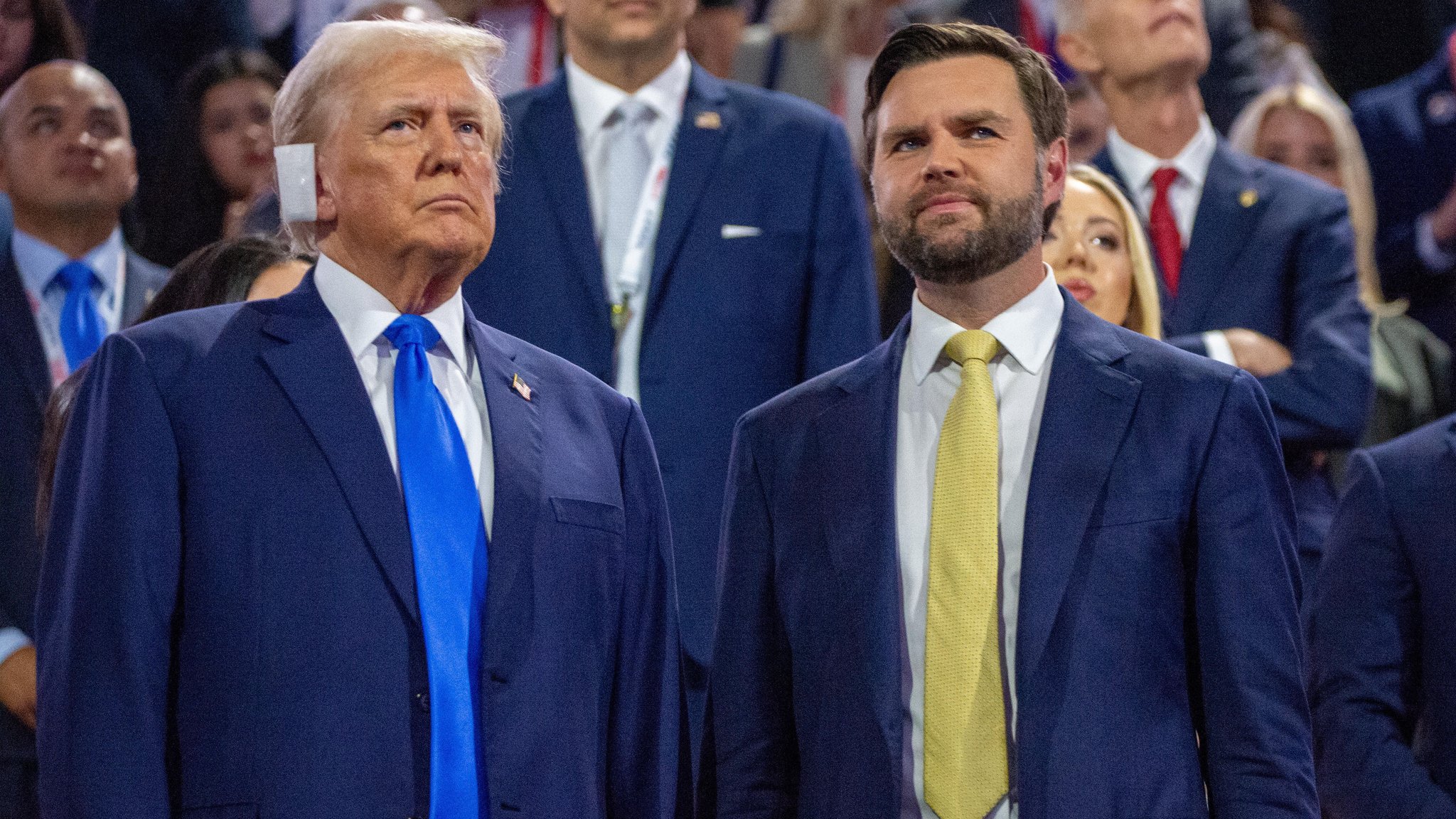 Milwaukee, 17.07.24: Der frühere US-Präsident Donald Trump (l.) und Senator J.D. Vance beim Parteitag der Republikaner.