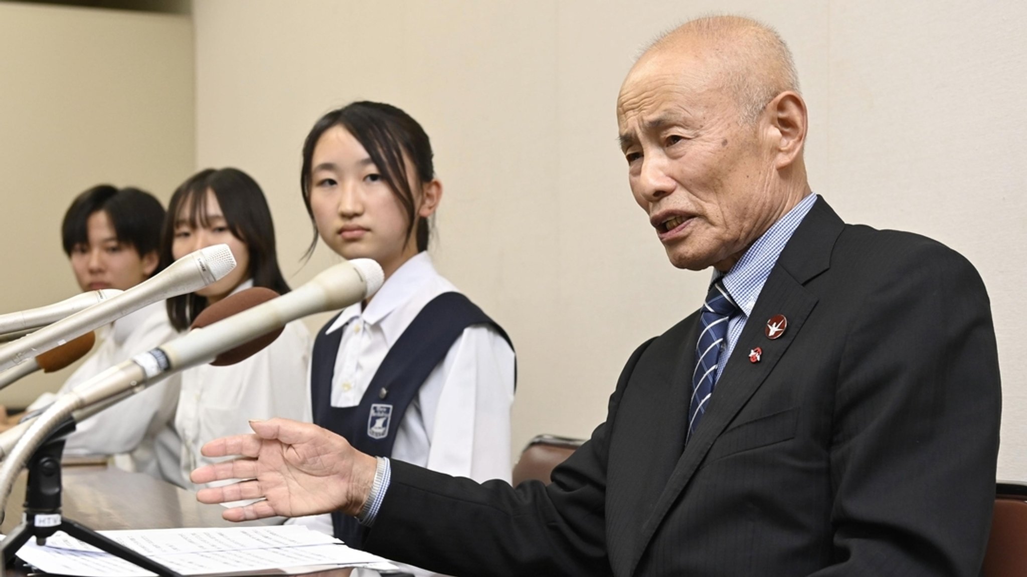 11.10.2024, Japan, Hiroshima: Tomoyuki Minomaki (r), Präsident von Nihon Hidankyo