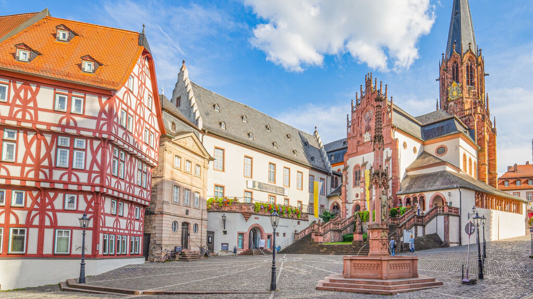 Der Stiftsplatz in Aschaffenburg.