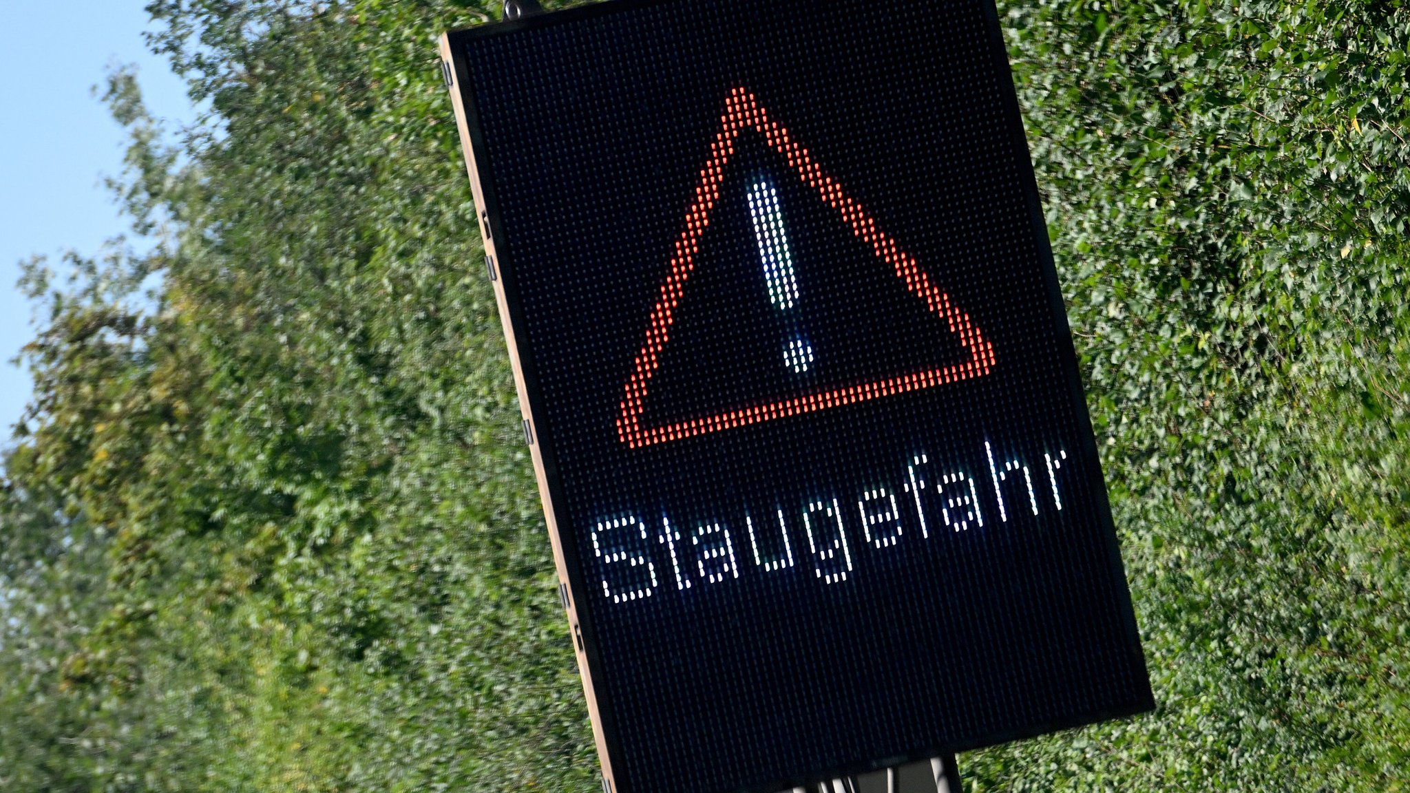 (Symbolbild) Ein Hinweisschild auf der A93 mit der Aufschrift "Staugefahr". | Bild: pa/Jens Niering (Symbolbild) Ein Hinweisschild auf der A93 mit der Aufschrift "Staugefahr".