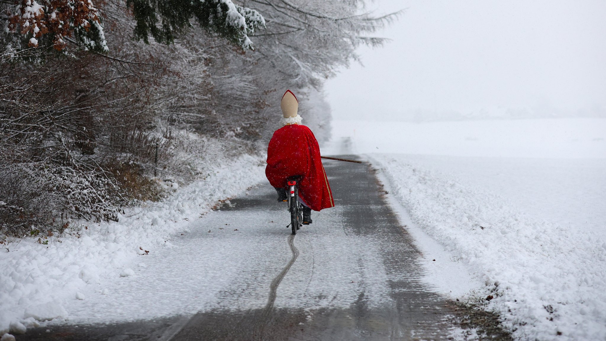 Ein als Nikolaus verkleideter Mann ist mit dem Fahrrad unterwegs (Symbolbild). | Bild: pa/dpa/Thomas Warnack Ein als Nikolaus verkleideter Mann ist mit dem Fahrrad unterwegs (Symbolbild).