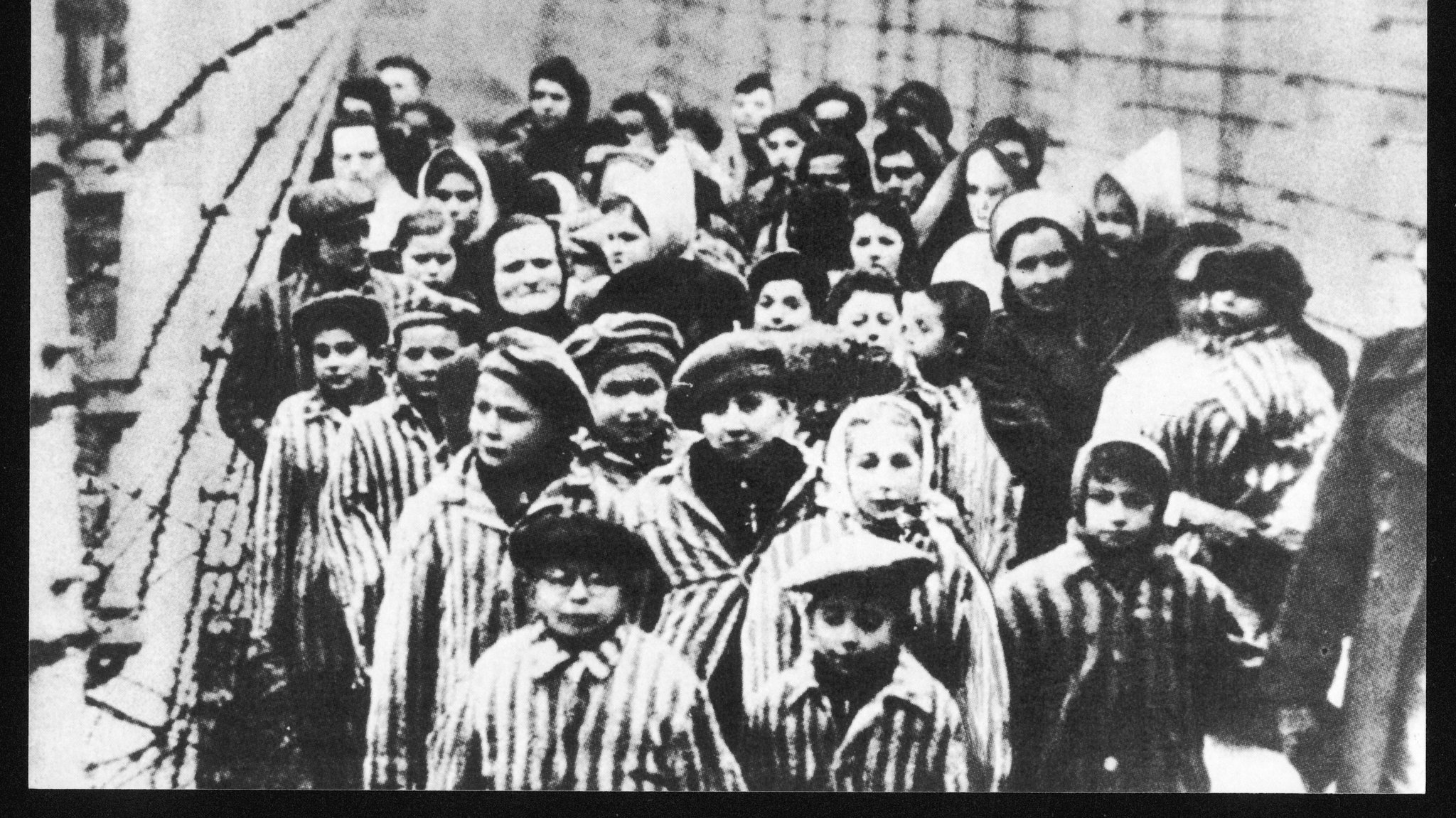 Kinder im Vernichtungslager Auschwitz nach der Befreiung 1945. | Bild: picture-alliance / Mary Evans Picture Library/WEIMA Kinder im Vernichtungslager Auschwitz nach der Befreiung 1945.