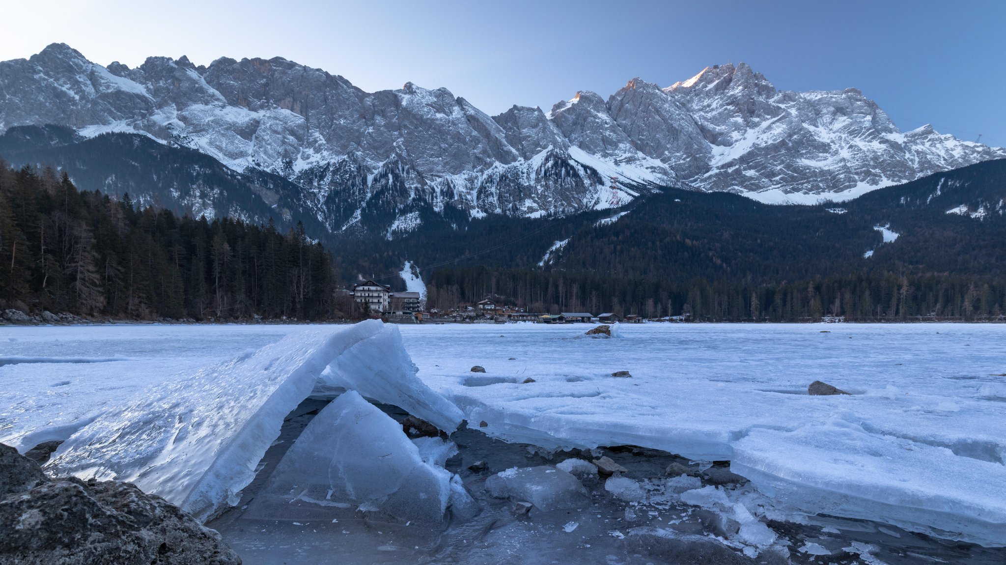 Der Eibsee mit der Zugspitze im Hintergrund.