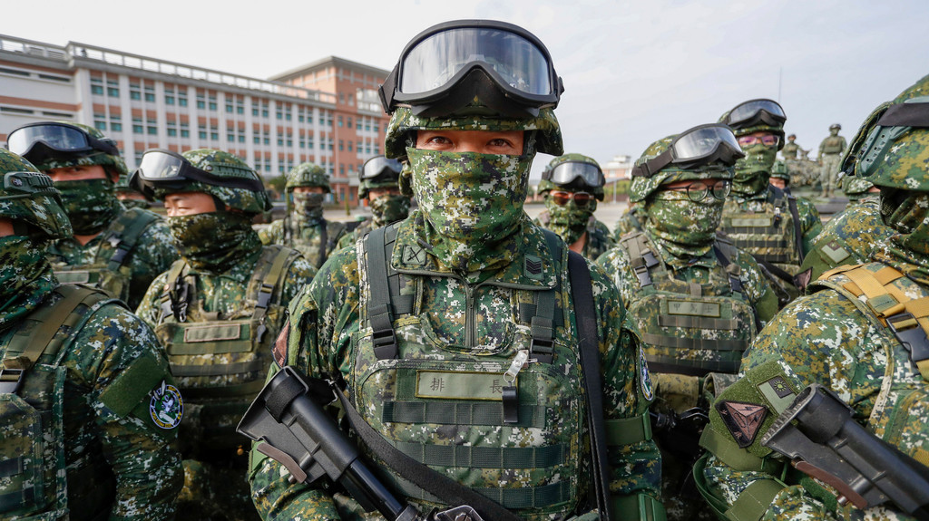 11.01.2023, Taiwan, Kaohsiung: Soldaten stehen Wache nach einer Bereitschaftsübung, bei der die Verteidigung gegen Pekings militärische Angriffe simuliert wurde.