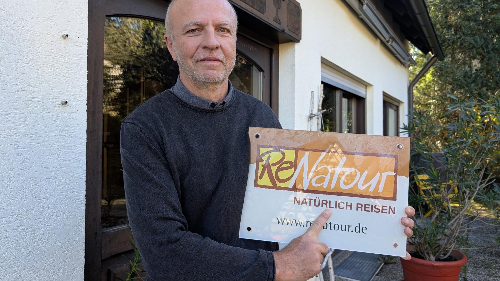 Roland Streicher hat das Firmenschild an der Hauswand seines Reisebüros "ReNatour" abmontiert. 