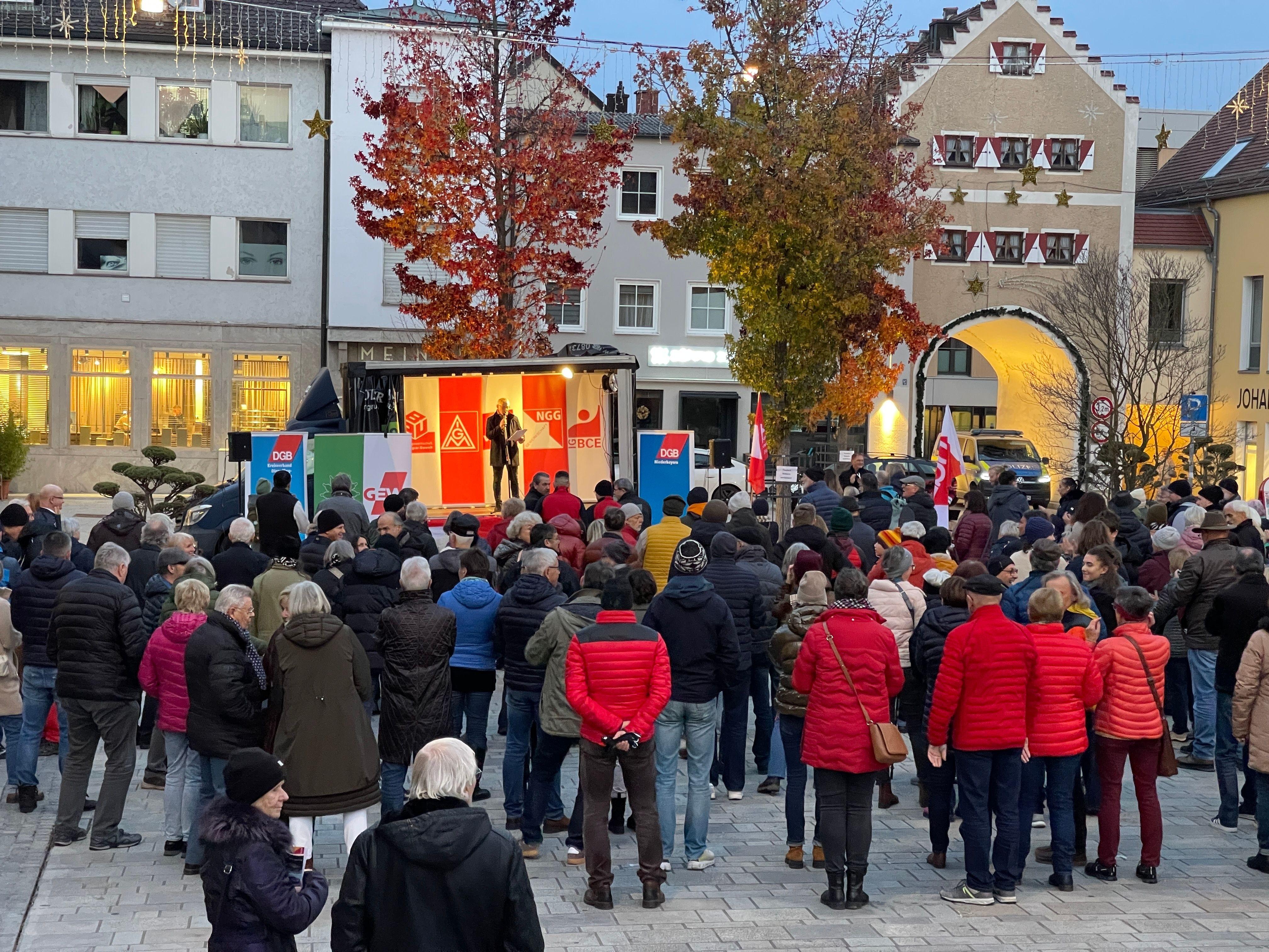 Auf dem Dingolfinger Marienplatz stehen gut 200 Teilnehmer einer Kundgebung. 