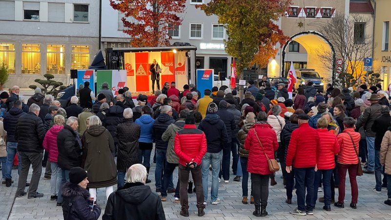 Auf dem Dingolfinger Marienplatz stehen gut 200 Teilnehmer einer Kundgebung. | Bild: BR/Nico Angerstorfer Auf dem Dingolfinger Marienplatz stehen gut 200 Teilnehmer einer Kundgebung.