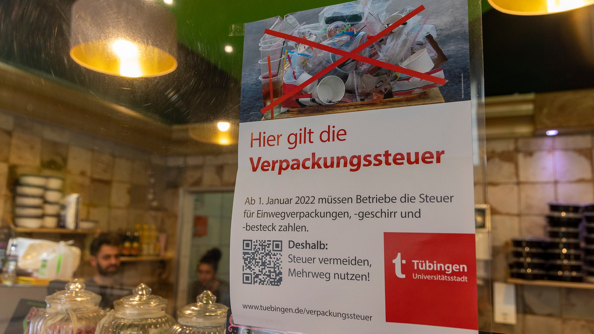 Die Stadt Tübingen erhebt seit 2022 eine Verpackungssteuer - mit Erfolg, wie es heißt. | Bild: picture alliance / Eibner-Pressefoto | Dennis Duddek/ Eibner Pressefoto Die Stadt Tübingen erhebt seit 2022 eine Verpackungssteuer - mit Erfolg, wie es heißt.