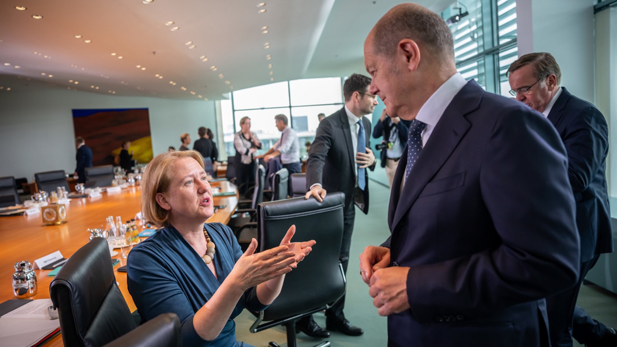 Lisa Paus spricht vor einer Kabinettsitzung im Juli mit Bundeskanzler Olaf Scholz.