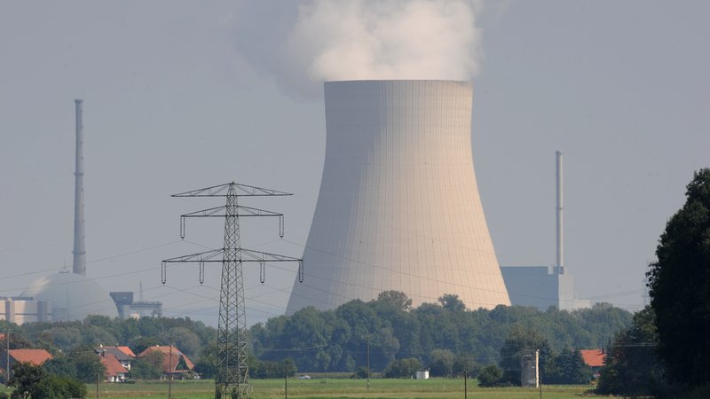 Das Atomkraftwerk nahe Essenbach im Kreis Landshut