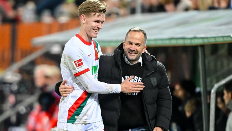 dpatopbilder - 06.12.2025, Bayern, Augsburg: Fußball: Bundesliga, FC Augsburg - Bayer Leverkusen, 13. Spieltag, WWK-Arena. Anton Kade (l, FC Augsburg) und Trainer Manuel Baum (FC Augsburg) nach der Auswechslung. Foto: Harry Langer/dpa - WICHTIGER HINWEIS: Gemäß den Vorgaben der DFL Deutsche Fußball Liga bzw. des DFB Deutscher Fußball-Bund ist es untersagt, in dem Stadion und/oder vom Spiel angefertigte Fotoaufnahmen in Form von Sequenzbildern und/oder videoähnlichen Fotostrecken zu verwerten bzw. verwerten zu lassen. +++ dpa-Bildfunk +++ | Bild: dpa-Bildfunk/Harry Langer dpatopbilder - 06.12.2025, Bayern, Augsburg: Fußball: Bundesliga, FC Augsburg - Bayer Leverkusen, 13. Spieltag, WWK-Arena. Anton Kade (l, FC Augsburg) und Trainer Manuel Baum (FC Augsburg) nach der Auswechslung. Foto: Harry Langer/dpa - WICHTIGER HINWEIS: Gemäß den Vorgaben der DFL Deutsche Fußball Liga bzw. des DFB Deutscher Fußball-Bund ist es untersagt, in dem Stadion und/oder vom Spiel angefertigte Fotoaufnahmen in Form von Sequenzbildern und/oder videoähnlichen Fotostrecken zu verwerten bzw. verwerten zu lassen. +++ dpa-Bildfunk +++