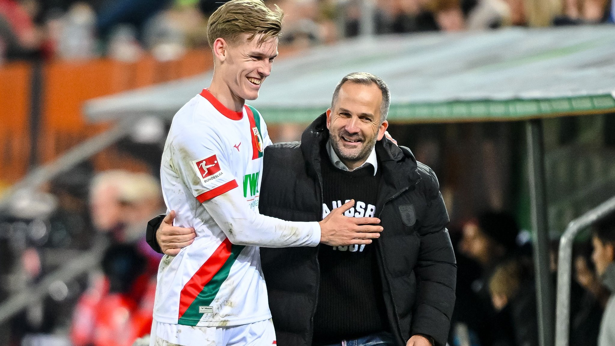 dpatopbilder - 06.12.2025, Bayern, Augsburg: Fußball: Bundesliga, FC Augsburg - Bayer Leverkusen, 13. Spieltag, WWK-Arena. Anton Kade (l, FC Augsburg) und Trainer Manuel Baum (FC Augsburg) nach der Auswechslung. Foto: Harry Langer/dpa - WICHTIGER HINWEIS: Gemäß den Vorgaben der DFL Deutsche Fußball Liga bzw. des DFB Deutscher Fußball-Bund ist es untersagt, in dem Stadion und/oder vom Spiel angefertigte Fotoaufnahmen in Form von Sequenzbildern und/oder videoähnlichen Fotostrecken zu verwerten bzw. verwerten zu lassen. +++ dpa-Bildfunk +++ | Bild: dpa-Bildfunk/Harry Langer dpatopbilder - 06.12.2025, Bayern, Augsburg: Fußball: Bundesliga, FC Augsburg - Bayer Leverkusen, 13. Spieltag, WWK-Arena. Anton Kade (l, FC Augsburg) und Trainer Manuel Baum (FC Augsburg) nach der Auswechslung. Foto: Harry Langer/dpa - WICHTIGER HINWEIS: Gemäß den Vorgaben der DFL Deutsche Fußball Liga bzw. des DFB Deutscher Fußball-Bund ist es untersagt, in dem Stadion und/oder vom Spiel angefertigte Fotoaufnahmen in Form von Sequenzbildern und/oder videoähnlichen Fotostrecken zu verwerten bzw. verwerten zu lassen. +++ dpa-Bildfunk +++