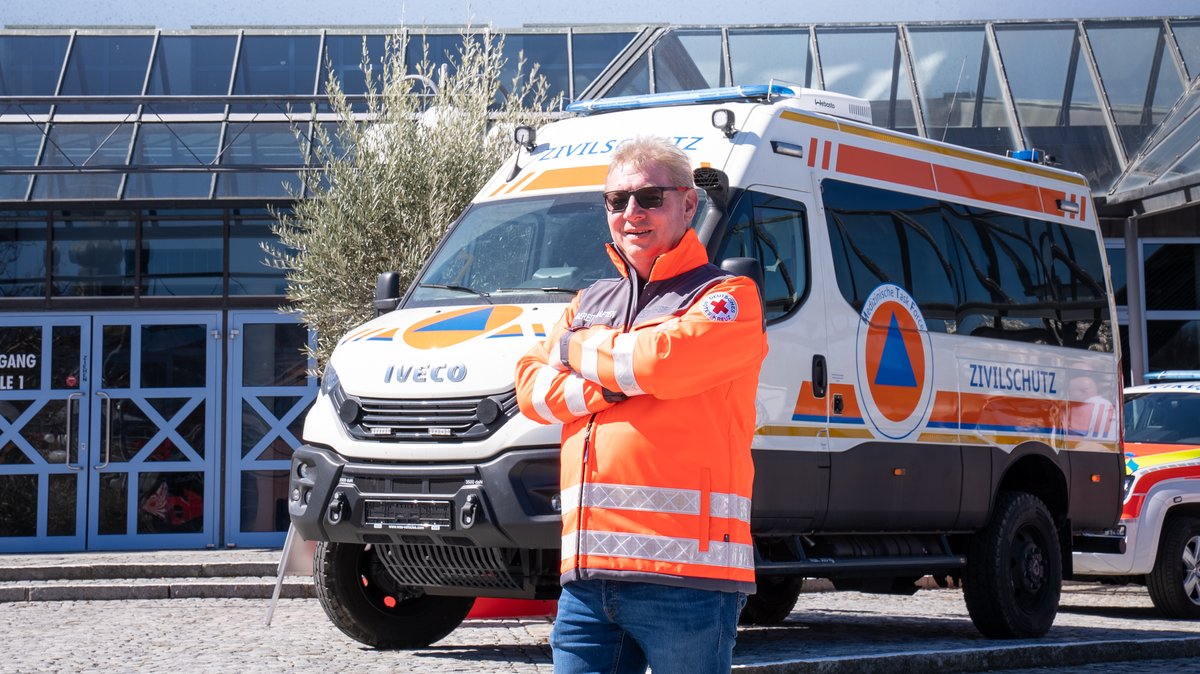 BRK-Landesbereitschaftsleiter Dieter Hauenstein vor einem Zivilschutzfahrzeug in Deggendorf
