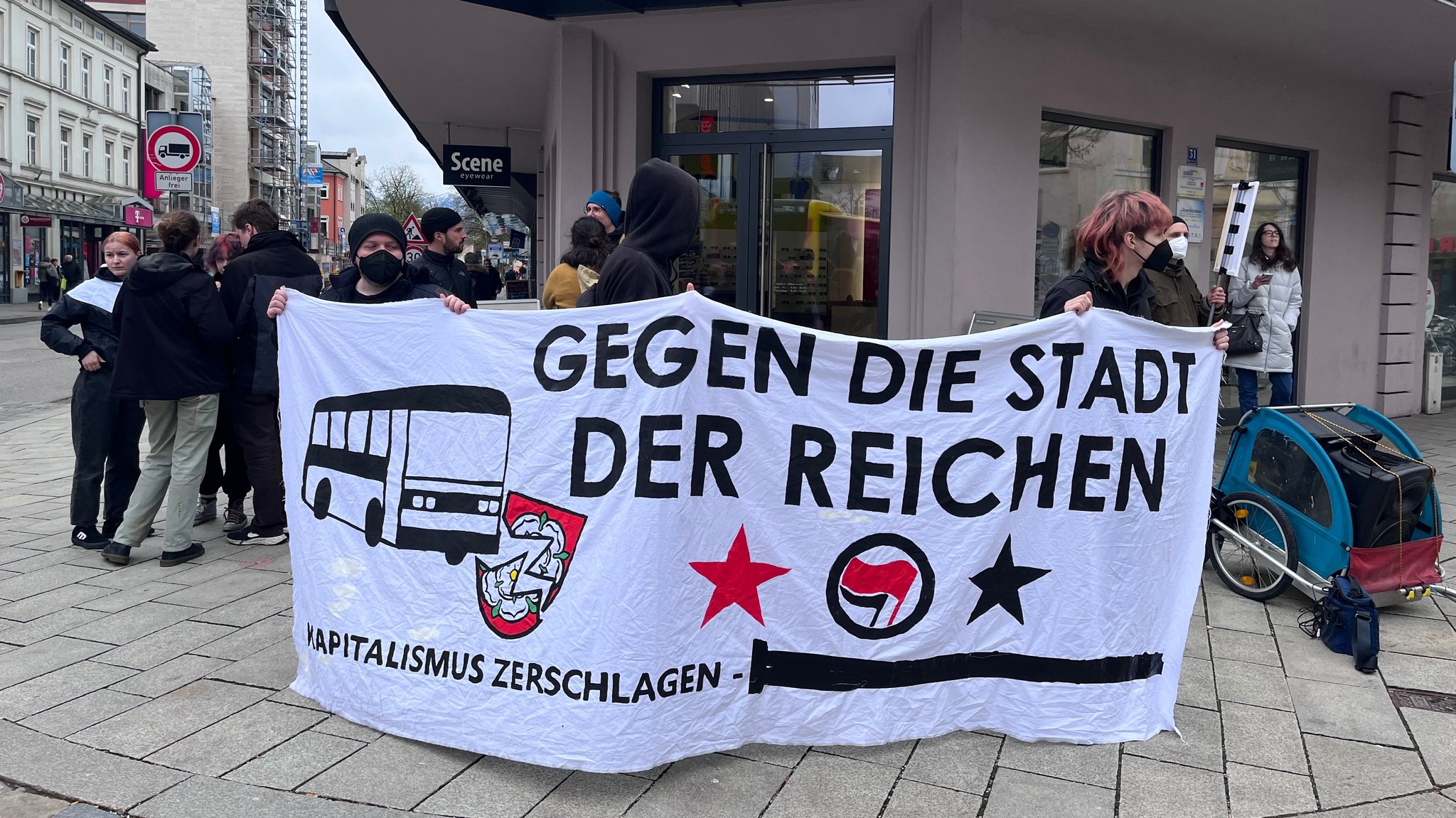 Ein Aktivist der Gruppe erklärte gegenüber dem BR, dass man mit der Besetzung des Hauses ein Zeichen setzen wolle. 