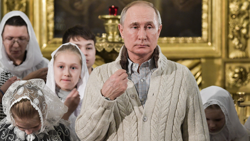 Russlands Präsident Wladimir Putin bei einer Weihnachts-Messe in St. Petersburg 2020