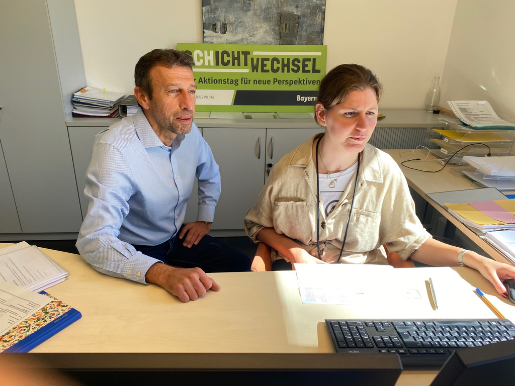 Peter Müller und Carina Schneider bei der Kundenbetreuung im E-Werk.