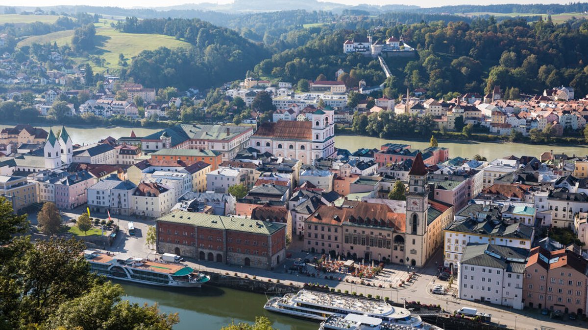 Stadtansicht von Passau mit dem Rathausplatz (vorne) und der Wallfahrtskirche Mariahilf im Hintergrund.