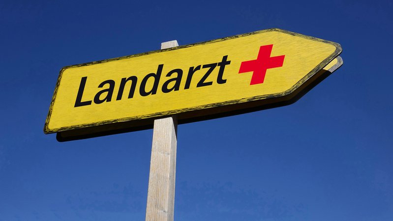 Ein Wegweiser zeigt die Richtung zu einem Landarzt an. | Bild: picture alliance / ZB | Sascha Steinach Ein Wegweiser zeigt die Richtung zu einem Landarzt an.