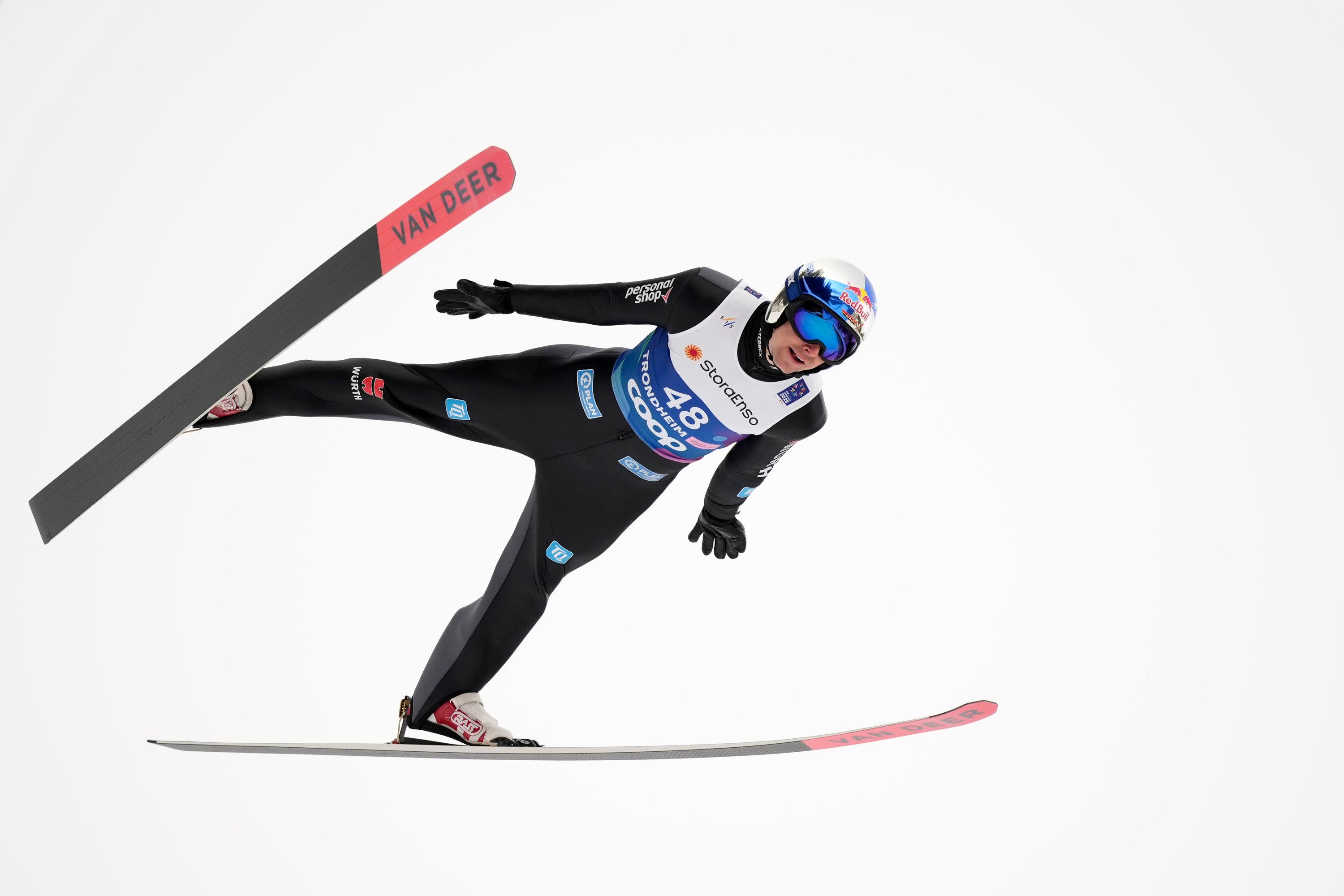 08.03.2025, Norwegen, Trondheim: Ski nordisch: Weltmeisterschaft, Nordische Kombination - Einzel, Großschanze/10 km, Männer. Vinzenz Geiger aus Deutschland springt von der Schanze. Foto: Matthias Schrader/AP/dpa +++ dpa-Bildfunk +++