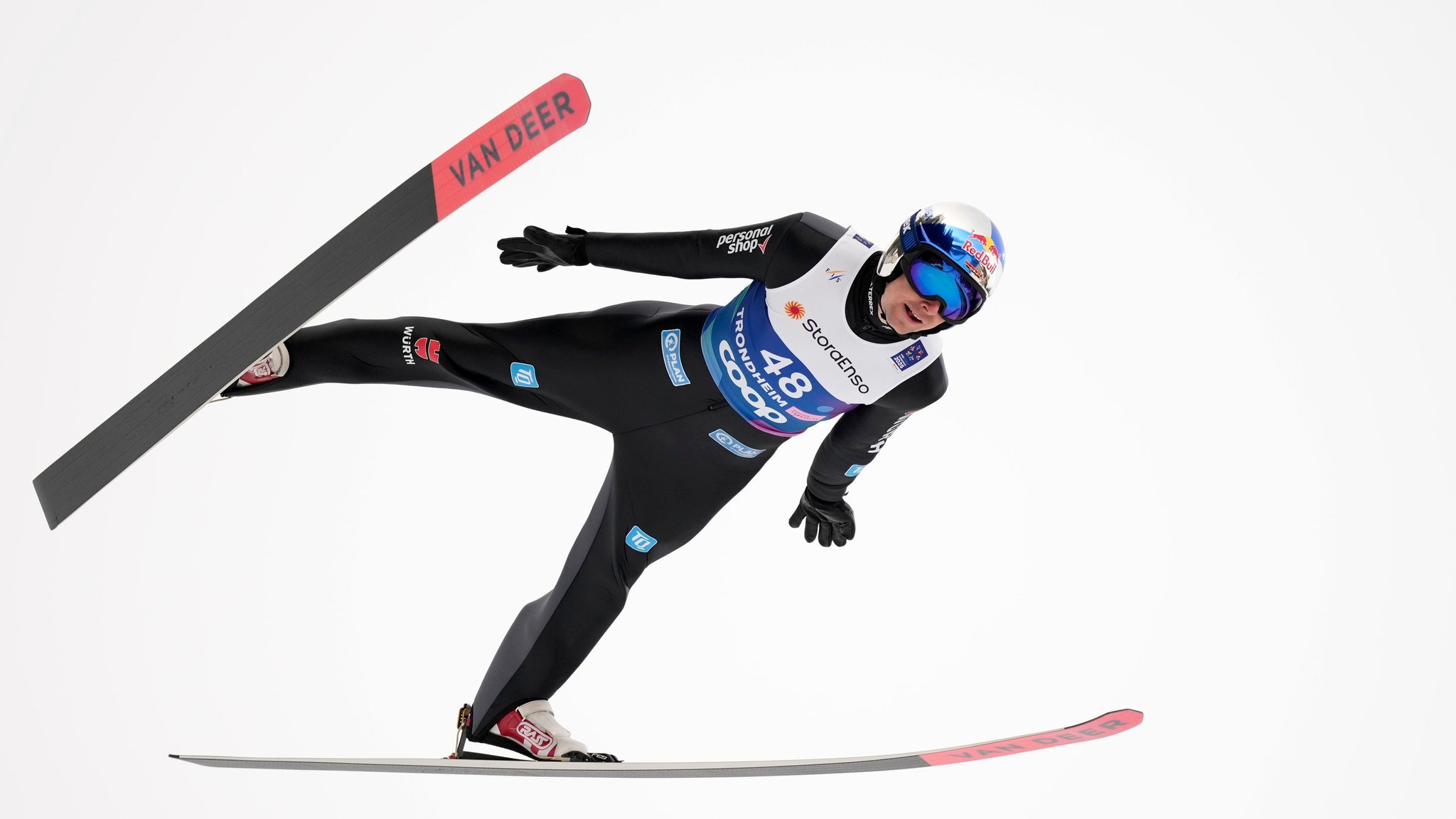 08.03.2025, Norwegen, Trondheim: Ski nordisch: Weltmeisterschaft, Nordische Kombination - Einzel, Großschanze/10 km, Männer. Vinzenz Geiger aus Deutschland springt von der Schanze. Foto: Matthias Schrader/AP/dpa +++ dpa-Bildfunk +++