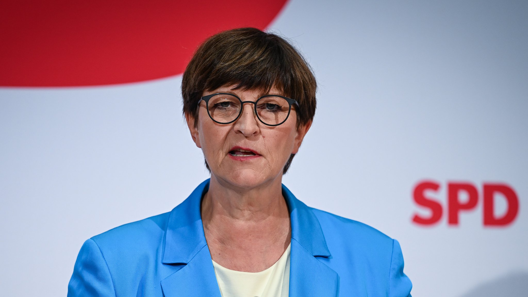 Die SPD-Parteivorsitzende Saskia Esken, aufgenommen nach der SPD-Präsidiumssitzung während der Pressekonferenz zu den Landtagswahlen in Hessen und Bayern.