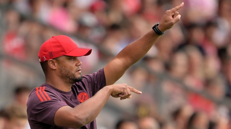 13.08.2024, Bayern, Unterhaching: Fußball: Testspiele, FC Bayern - WSG Tirol, Alpenbauer Sportpark. FC Bayern München Trainer Vincent Kompany. | Bild: dpa-Bildfunk/Peter Kneffel 13.08.2024, Bayern, Unterhaching: Fußball: Testspiele, FC Bayern - WSG Tirol, Alpenbauer Sportpark. FC Bayern München Trainer Vincent Kompany.