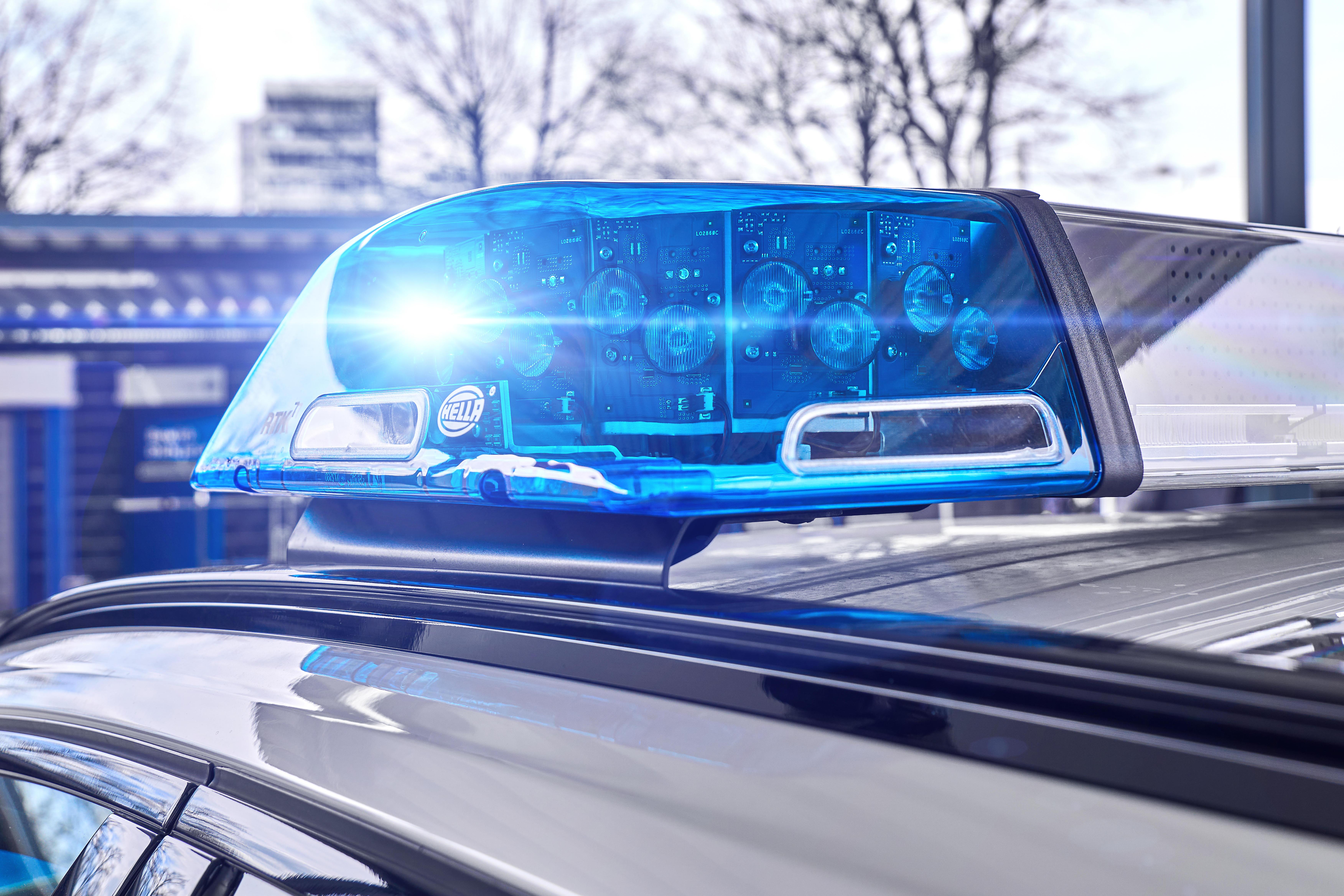 In schwäbischen Aichach wurde am Sonntagvormittag eine 60 Jahre alte Frau tot in einer Wohnung in einem Mehrfamilienhaus aufgefunden. 