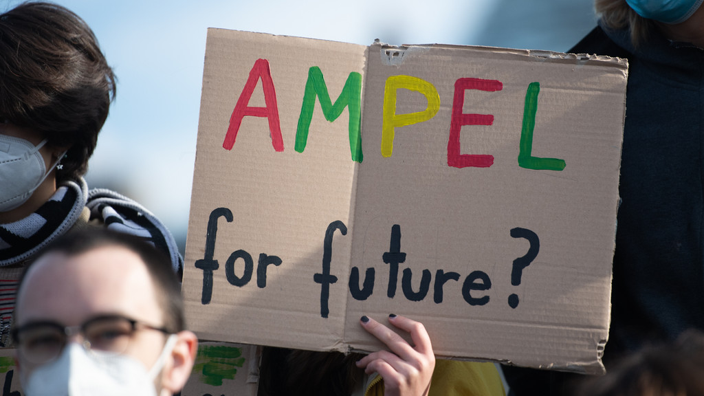 Bei einer Kundgebung von Fridays for Future hält eine Aktivistin ein Plakat mit der Aufschrift “Ampel for future?”. 