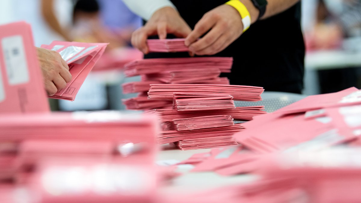 Wahlhelfer mit Briefwahlunterlagen